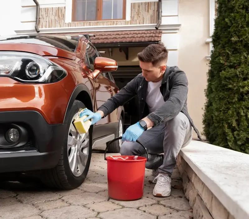 Lavage auto à domicile La Roque-d'Anthéron : professionnel intervenant sur un véhicule